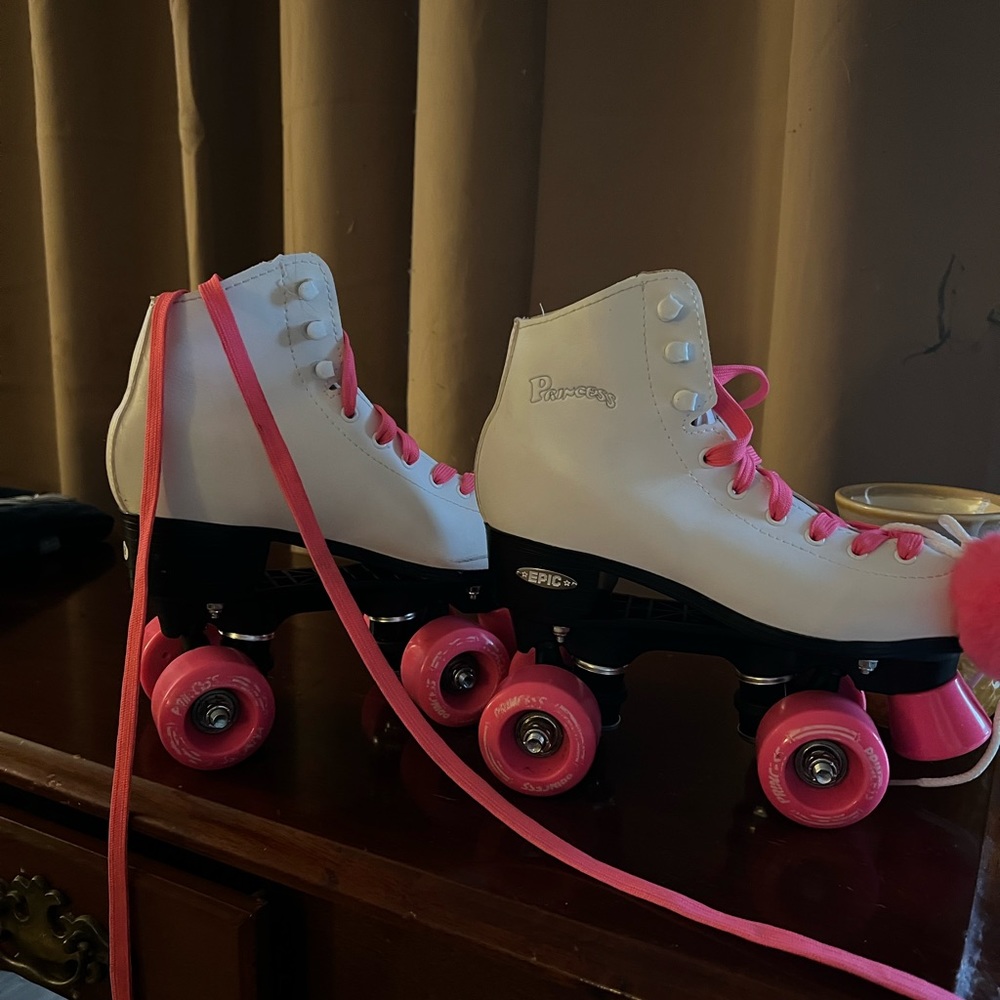 Girls roller skates, great condition. Only worn a few times.